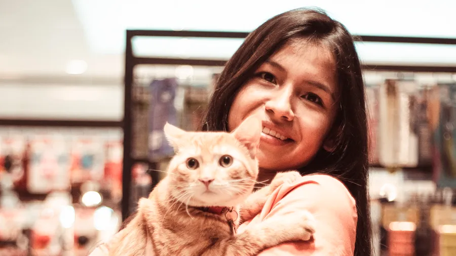 mujer alzando gato